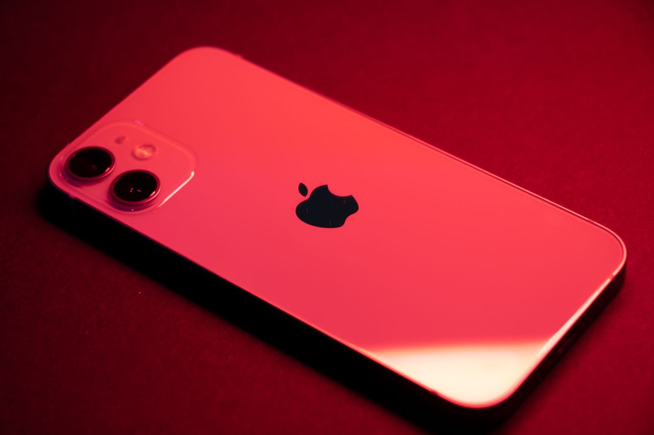 Az újabb iPhone generációk üveg hátlappal rendelkeznek